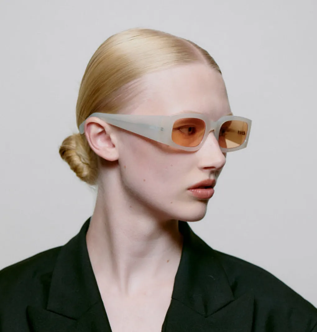 a_kjrbede_sonnenbrille_al_2.webp A. KJÆRBEDE Sonnenbrille Alex - Cream Bone