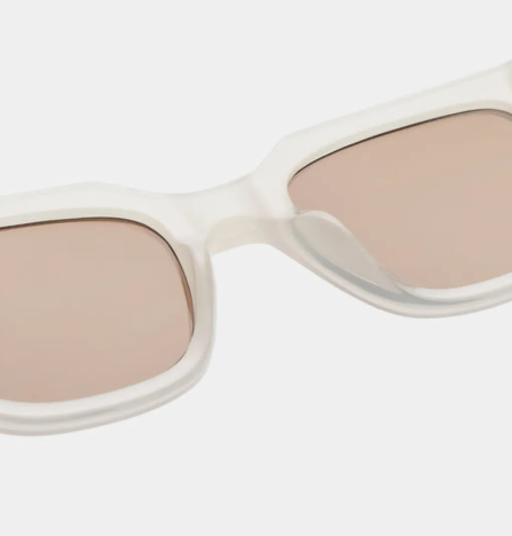a_kjrbede_sonnenbrille_ka_2.webp A. KJÆRBEDE Sonnenbrille Kaws - Cream Bone