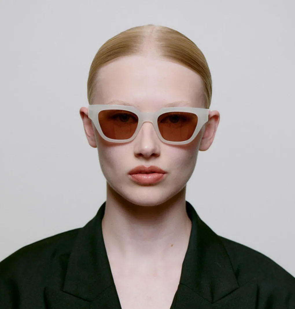 a_kjrbede_sonnenbrille_ka_4.webp A. KJÆRBEDE Sonnenbrille Kaws - Cream Bone