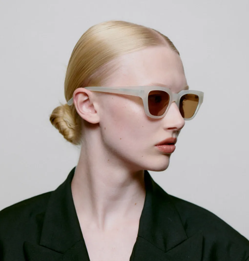 a_kjrbede_sonnenbrille_ka_5.webp A. KJÆRBEDE Sonnenbrille Kaws - Cream Bone