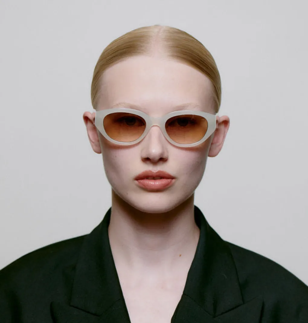 a_kjrbede_sonnenbrille_wi_5-1.webp A. KJÆRBEDE Sonnenbrille Winnie - Cream Bone