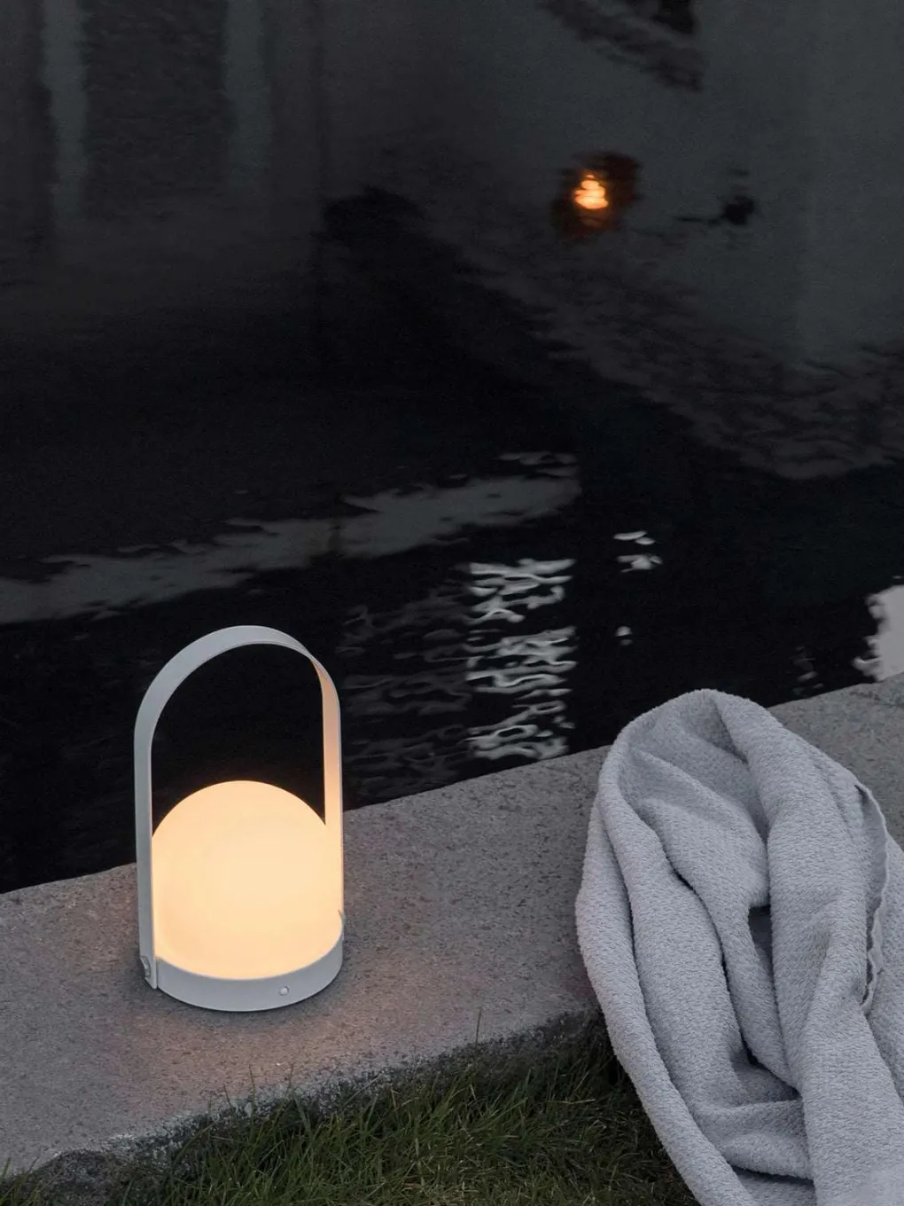 audo_copenhagen__menu_car_13.webp Kinder Menu Audo Copenhagen / Carrie Table Lamp Portable White