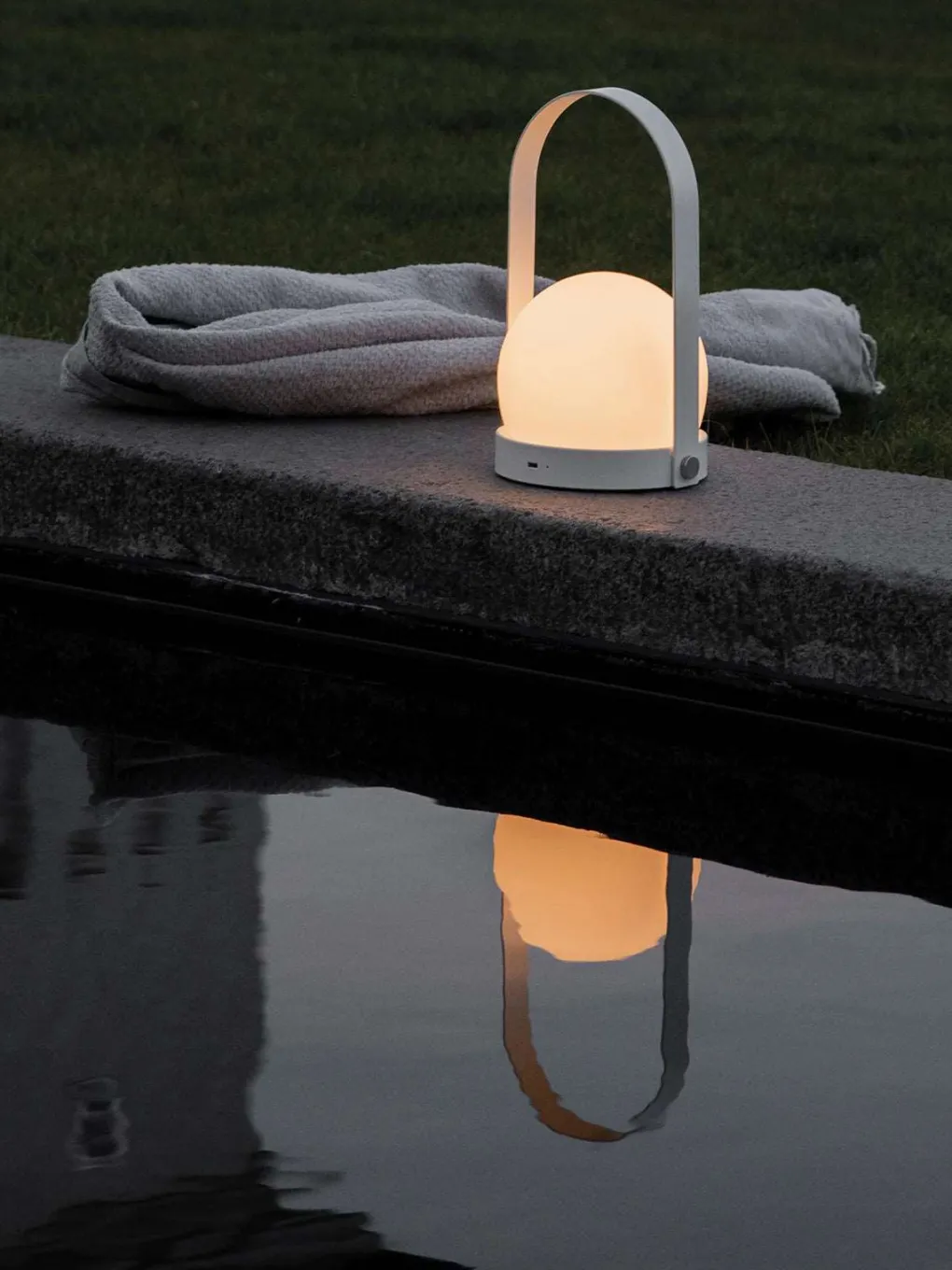 audo_copenhagen__menu_car_8.webp Kinder Menu Audo Copenhagen / Carrie Table Lamp Portable White