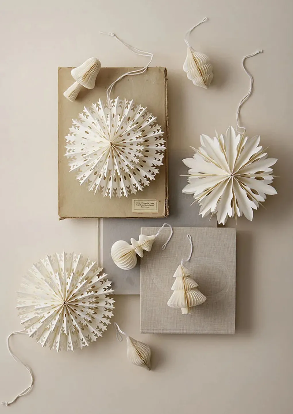 bungalow_dk_papier_orname_1.webp Bungalow DK Papier Ornament Crystal White - 21cm