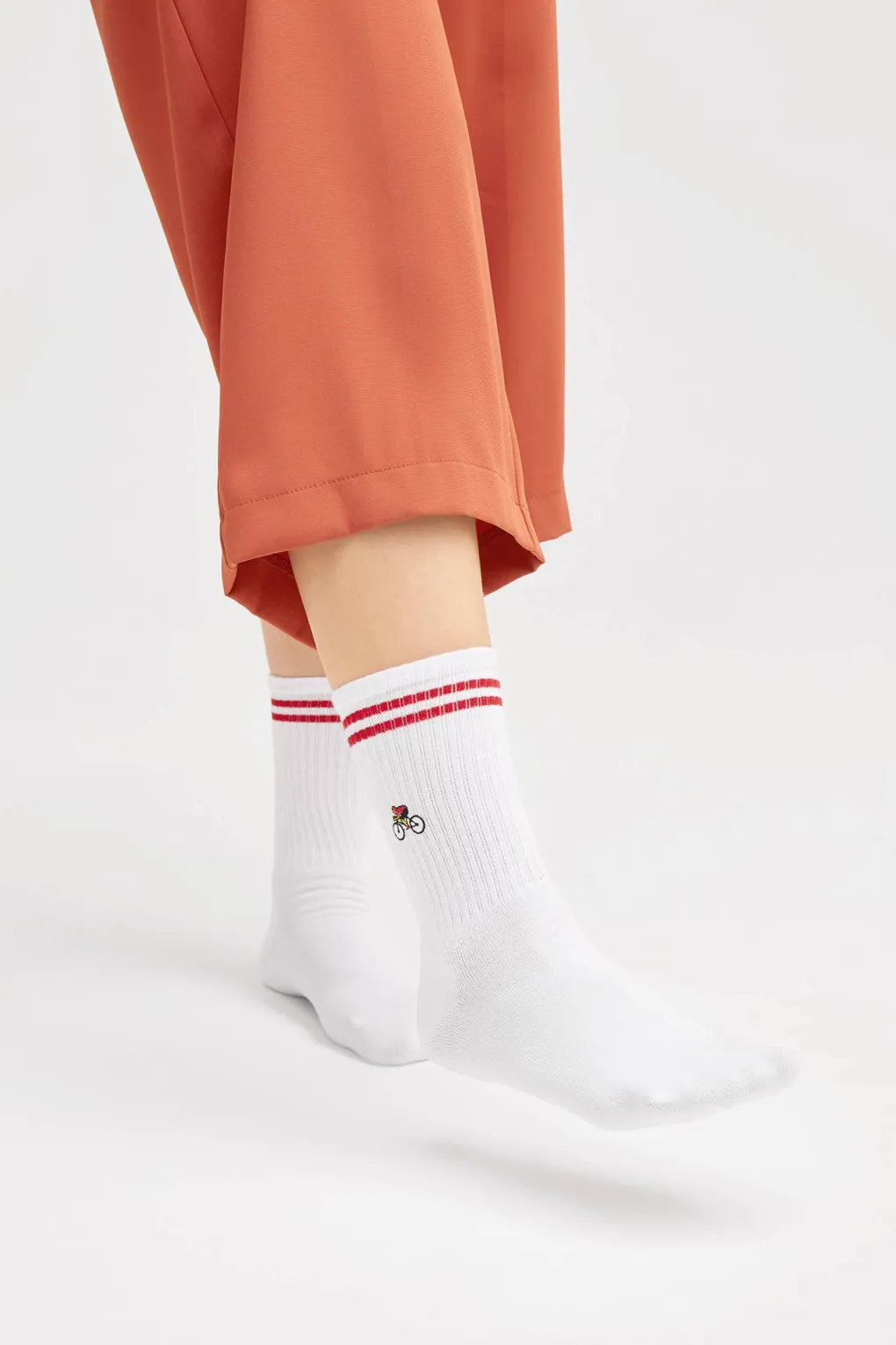 natural_vibes_bicycle_bio_3.webp Natural Vibes Bicycle Bio Socken - Weiße Tennissocken mit Radfahrer
