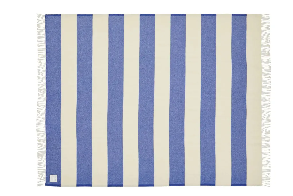 silkeborg_uldspinderi_the_1-2.webp Kinder Silkeborg Uld spinderi The Sweater Cobalt - 130x190 cm
