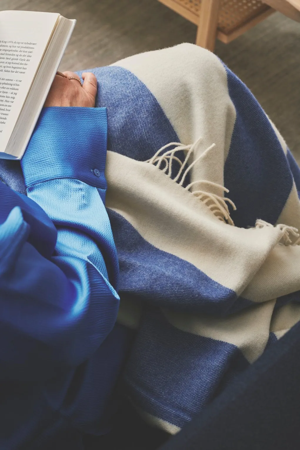 silkeborg_uldspinderi_the_2-2.webp Kinder Silkeborg Uld spinderi The Sweater Cobalt - 130x190 cm