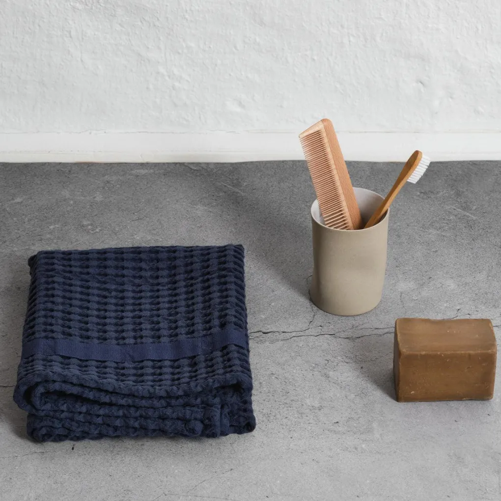 the_organic_company_big_w_1-17.webp The Organic Company Big Waffle Handtuch dark blue - 50x75cm