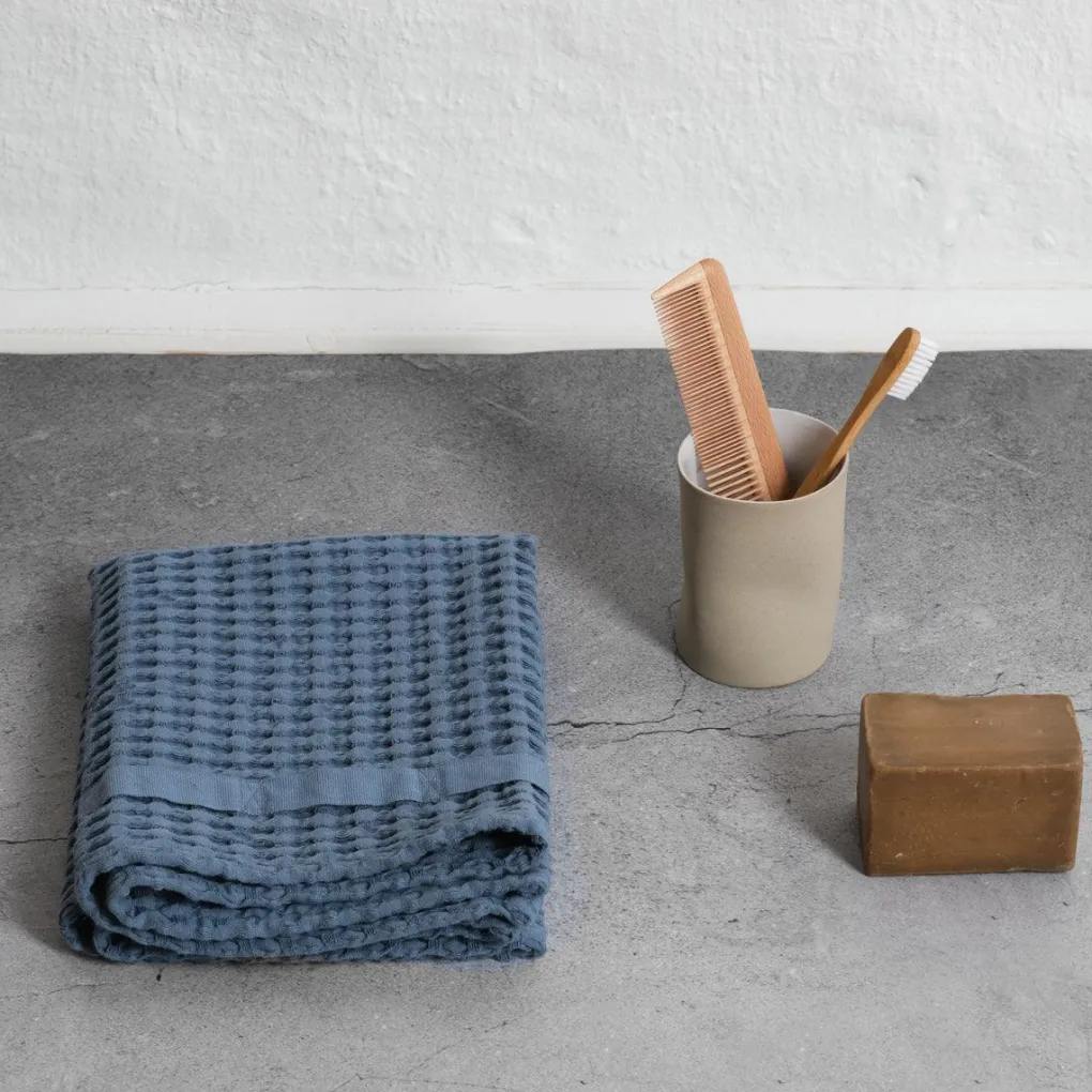 the_organic_company_big_w_2-16.webp The Organic Company Big Waffle Handtuch grey blue - 50x75cm